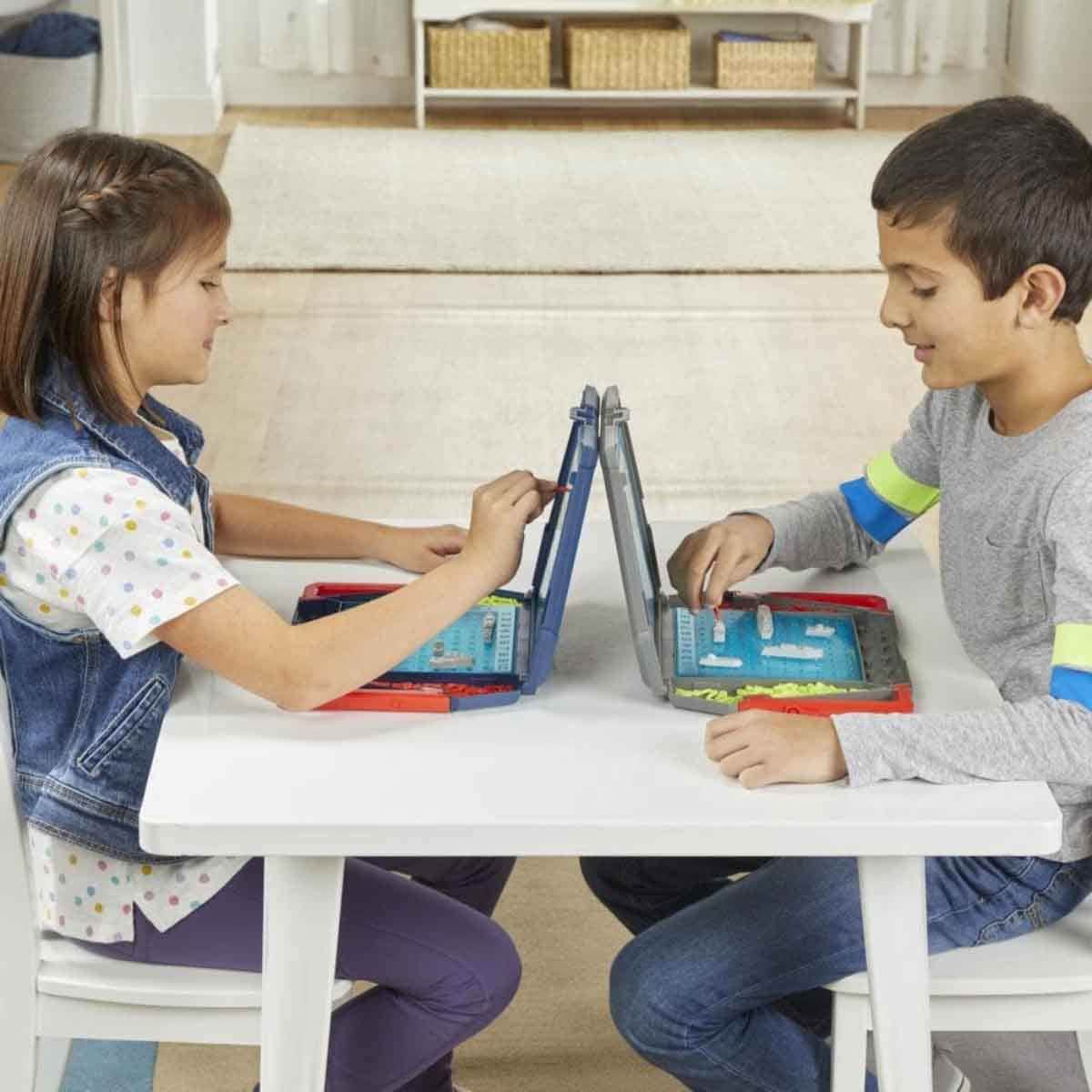 مونوبولي مجموعة لعبة مونوبولي ديل ريفريش مع هاسبرو جيمينج باتلشيب كلاسيك، للجنسين، 8-10 سنوات