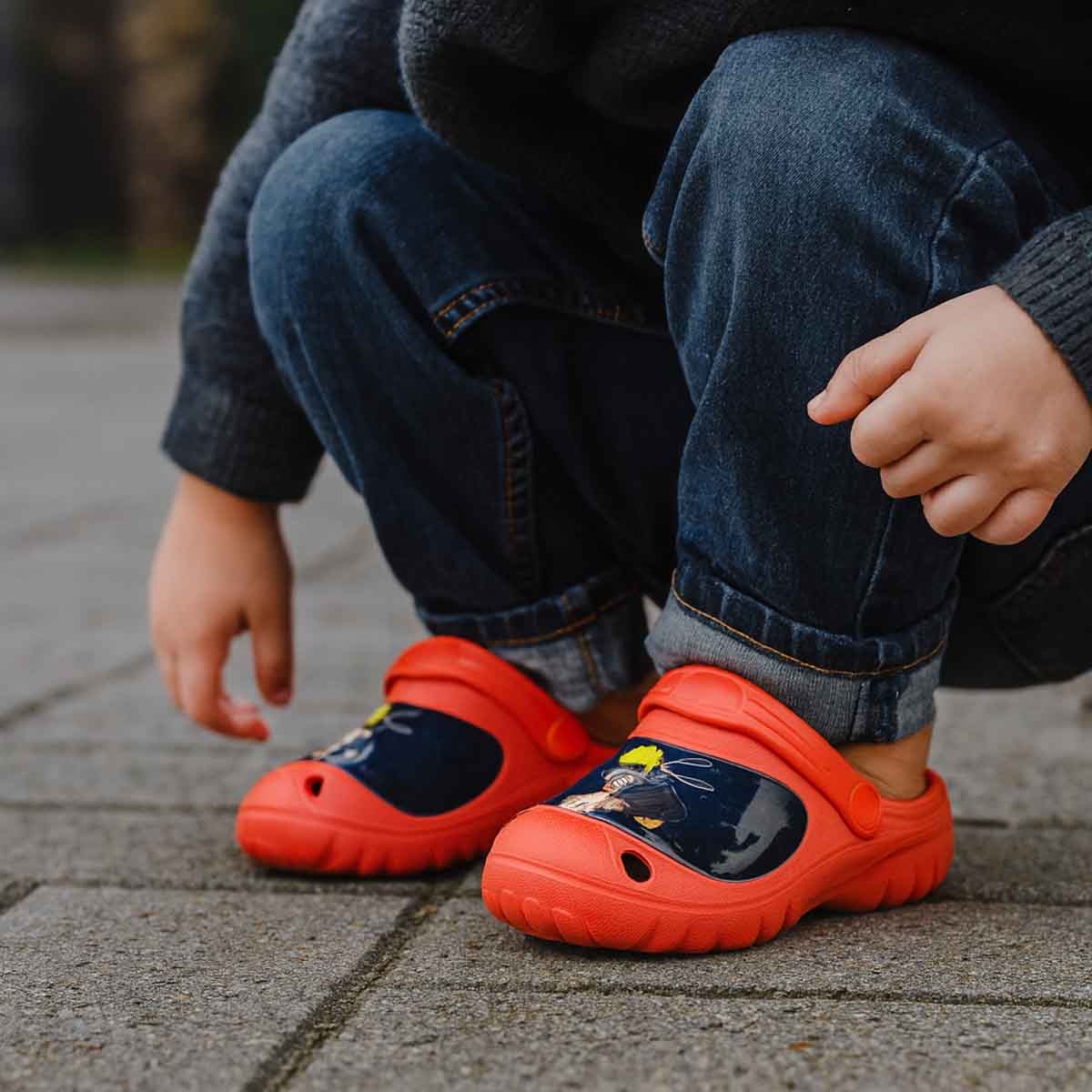 ناروتو صنادل خفيفة مريحة للأولاد باللون الأحمر