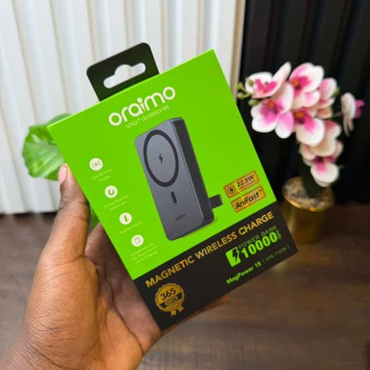 أورايمو باور بانك لاسلكي ماج باور 15 أسود بسعة 10000mAh وقدرة 15W