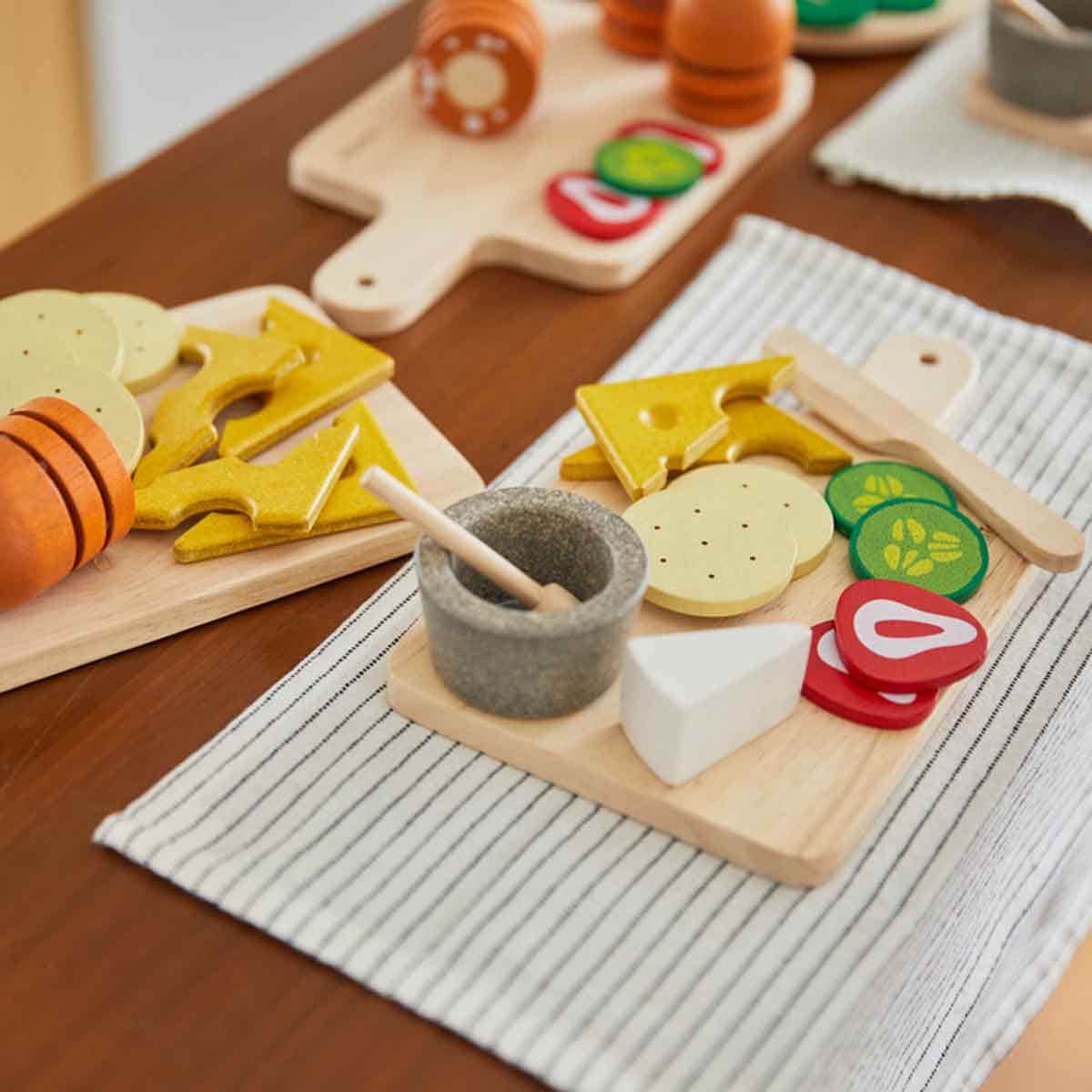 PlanToys Cheese & Charcuterie Board Play Kitchen Unisex, 3-4 Years