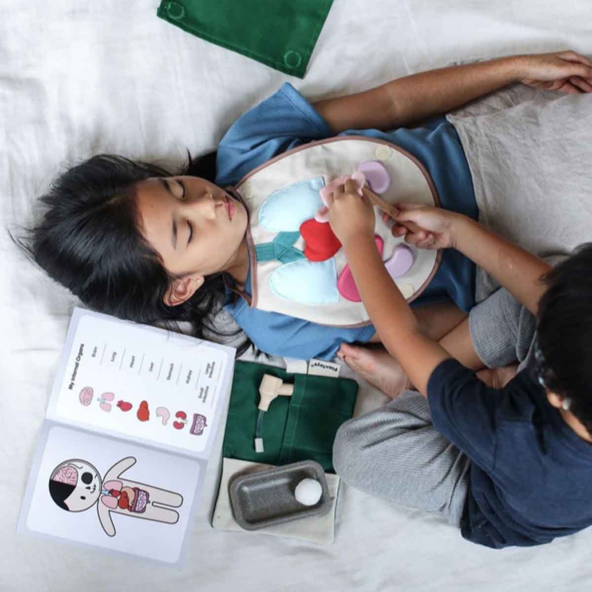 PlanToys Surgeon Play Set Unisex, 3-4 Years