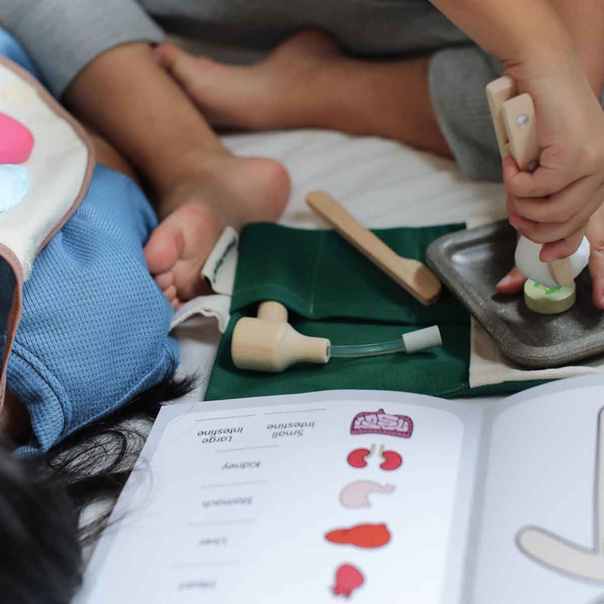 PlanToys Surgeon Play Set Unisex, 3-4 Years