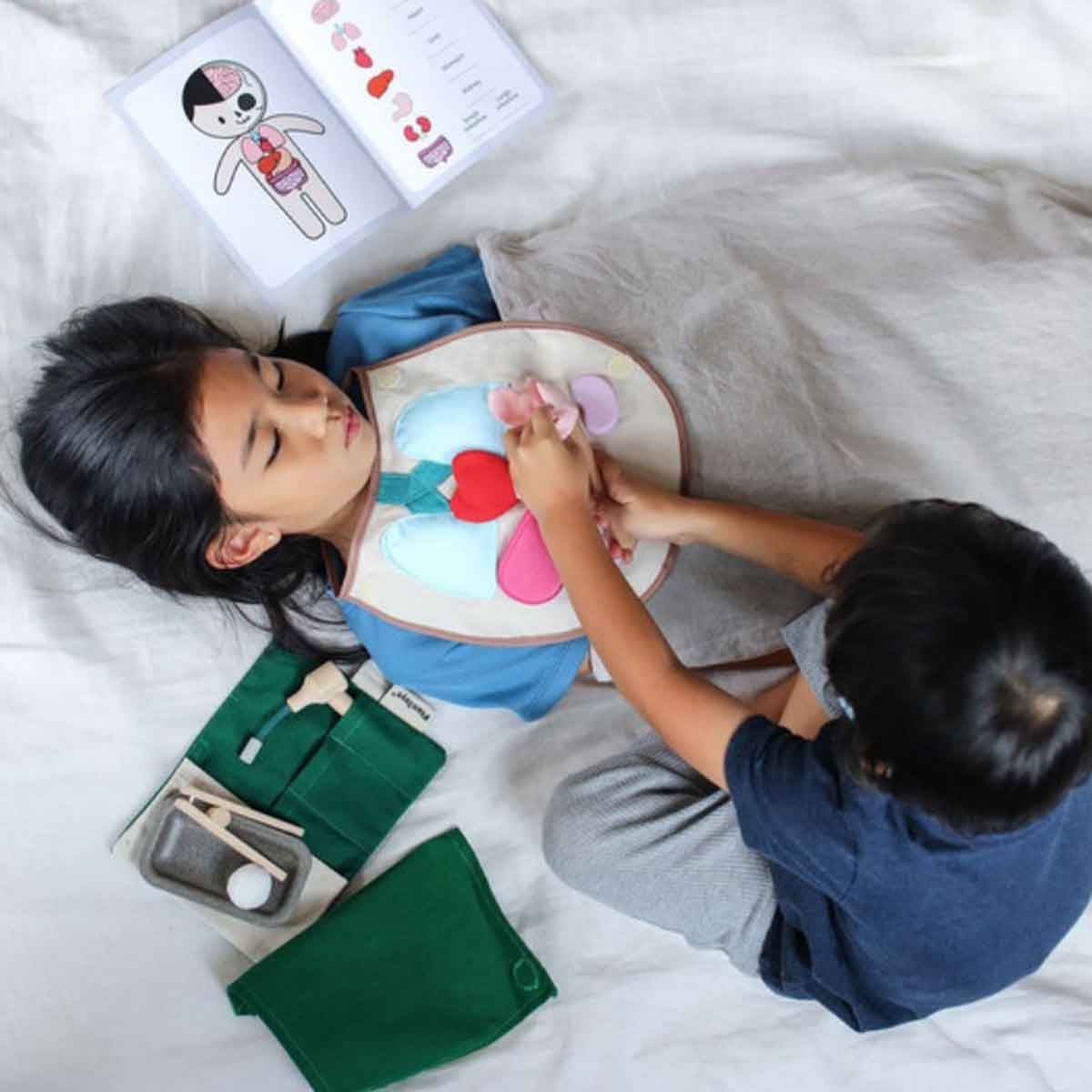 PlanToys Surgeon Play Set Unisex, 3-4 Years