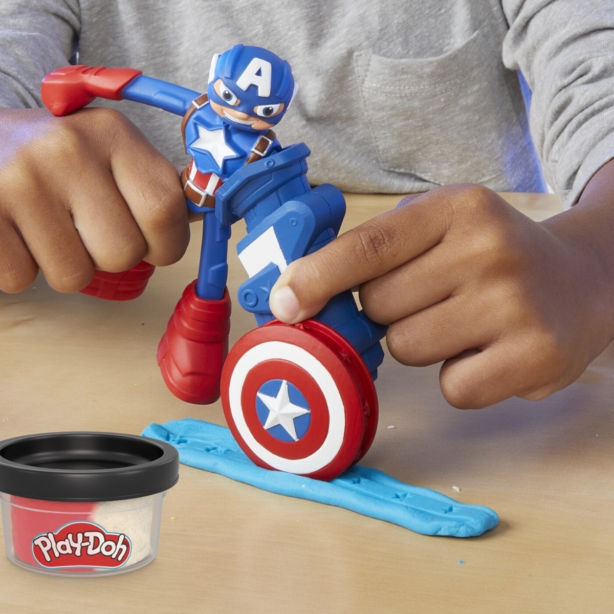 Play-Doh Captain America Action Set with Shield & Modelling Clay Unisex, 5-7 Years