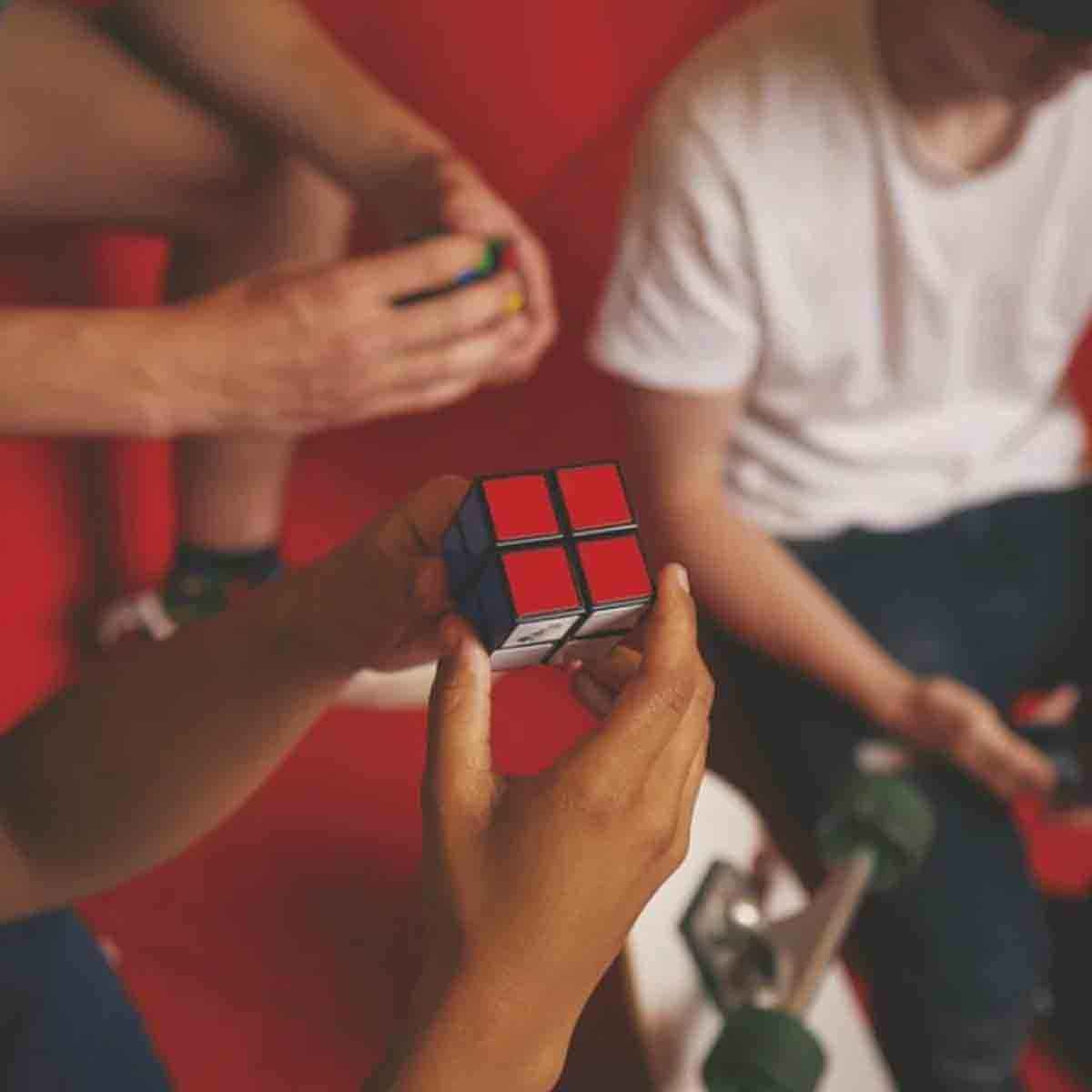 روبيك مكعب 2x2 لمطابقة الألوان لعبة تفكير كلاسيكية للأولاد والبنات عمر 8-10 سنوات