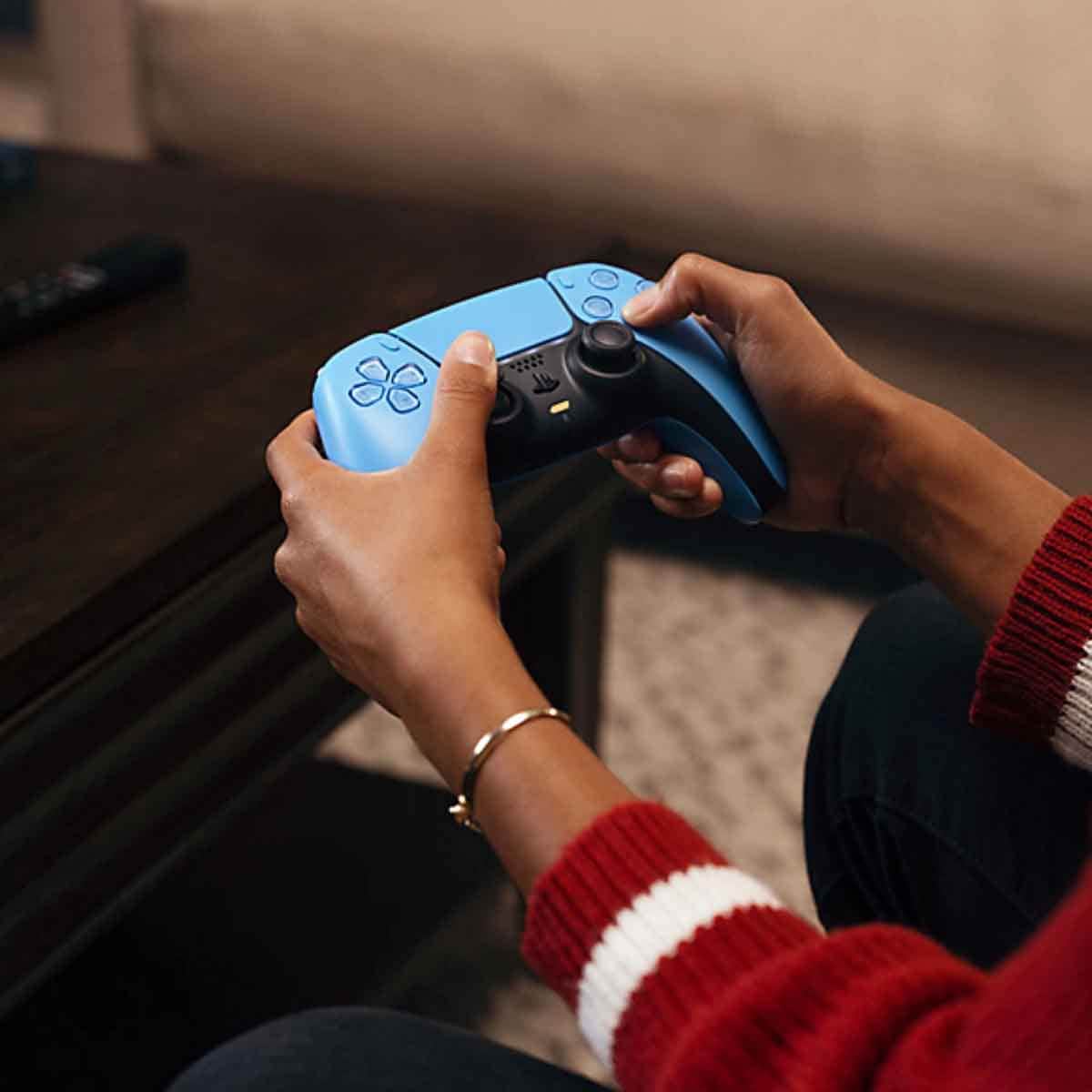 سوني بلايستيشن 5 نسخة السعودية الإصدار الرقمي سعة 1 تيرابايت مع حزمة وحدة تحكم لاسلكية دوال سينس أزرق