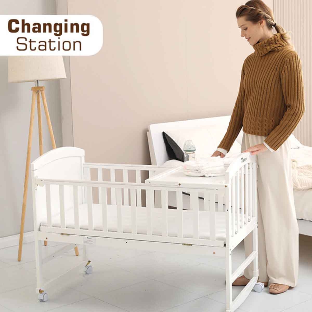 تيكنوم سرير أطفال وسرير جانبي أبيض 7 في 1 مع مرتبة وناموسية وعجلات قابلة للفك للأطفال 0-2 سنوات