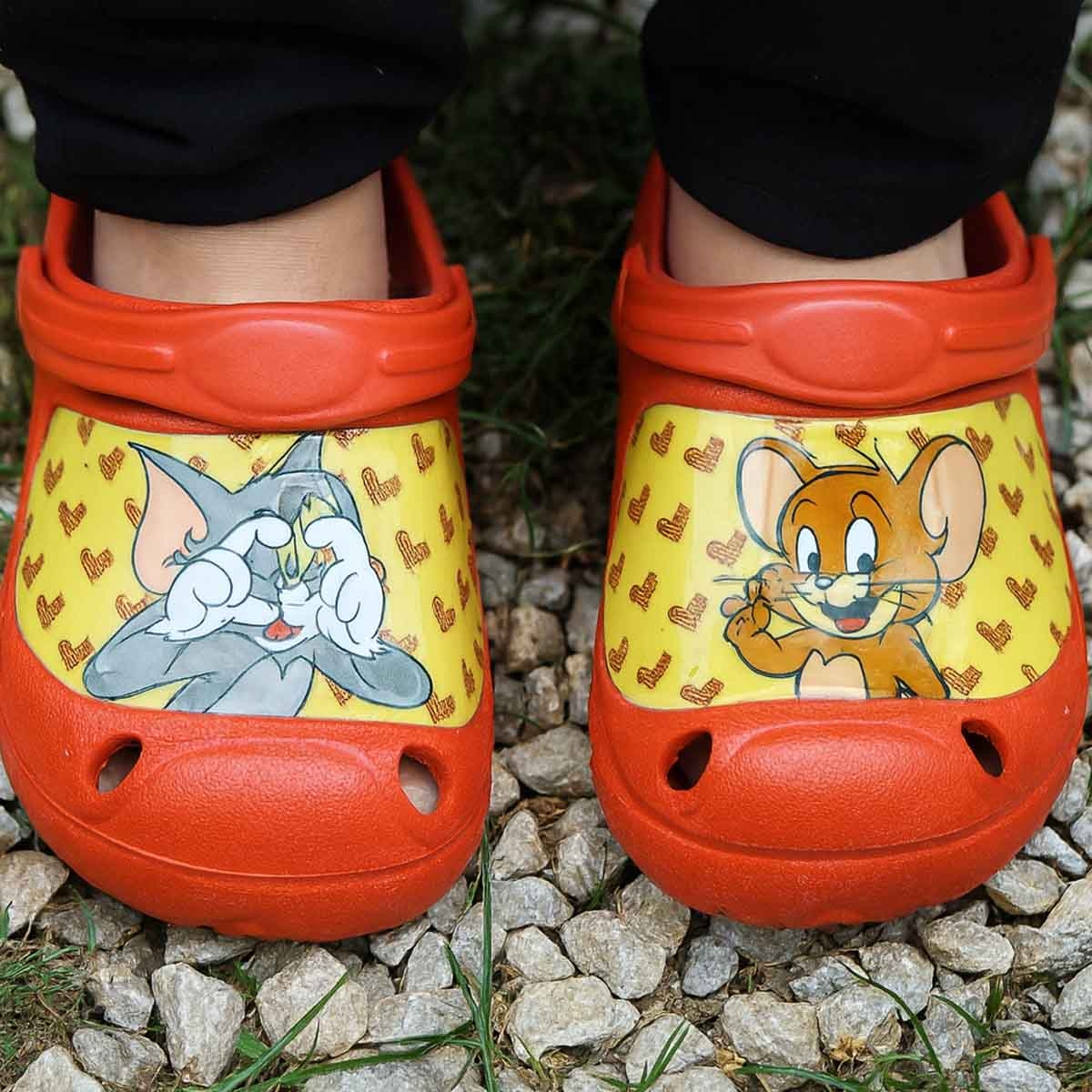 توم آند جيري صنادل خفيفة مريحة للأولاد باللون الأحمر