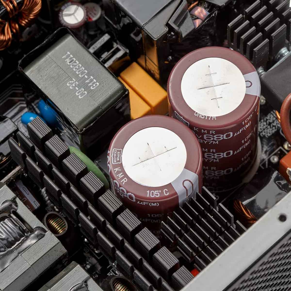 إكس بي جي مزود طاقة 1300W Cybercore بشهادة 80+ Platinum بمكثفات يابانية معياري بالكامل