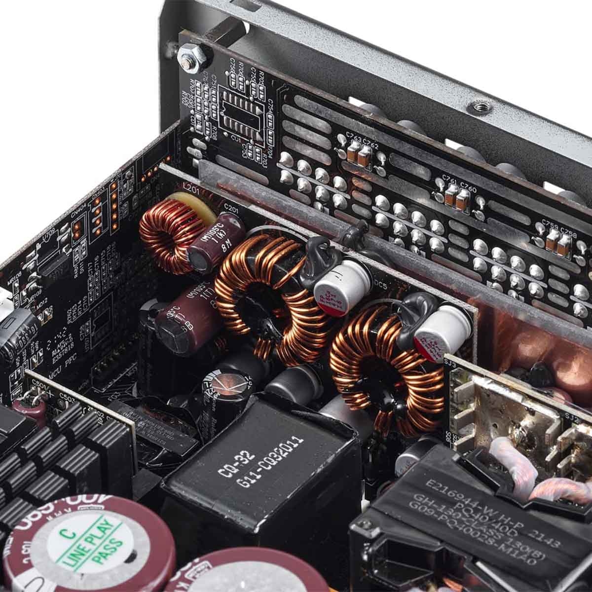 إكس بي جي مزود طاقة 1300W Cybercore بشهادة 80+ Platinum بمكثفات يابانية معياري بالكامل