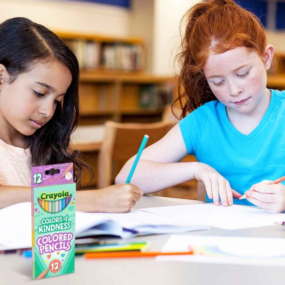 كرايولا مجموعة أقلام شمعية قابلة للتعليق مع أقلام تلوين وطقم ملصقات وتلوين مجموعة، للجنسين، 5-7 سنوات