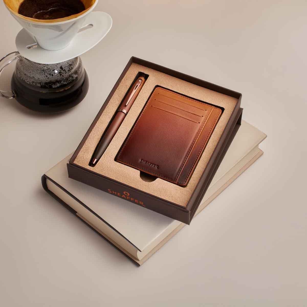 شيفر طقم هدية قلم حبر جاف 100 بني قهوة مطفي مع حامل بطاقات بني قهوة