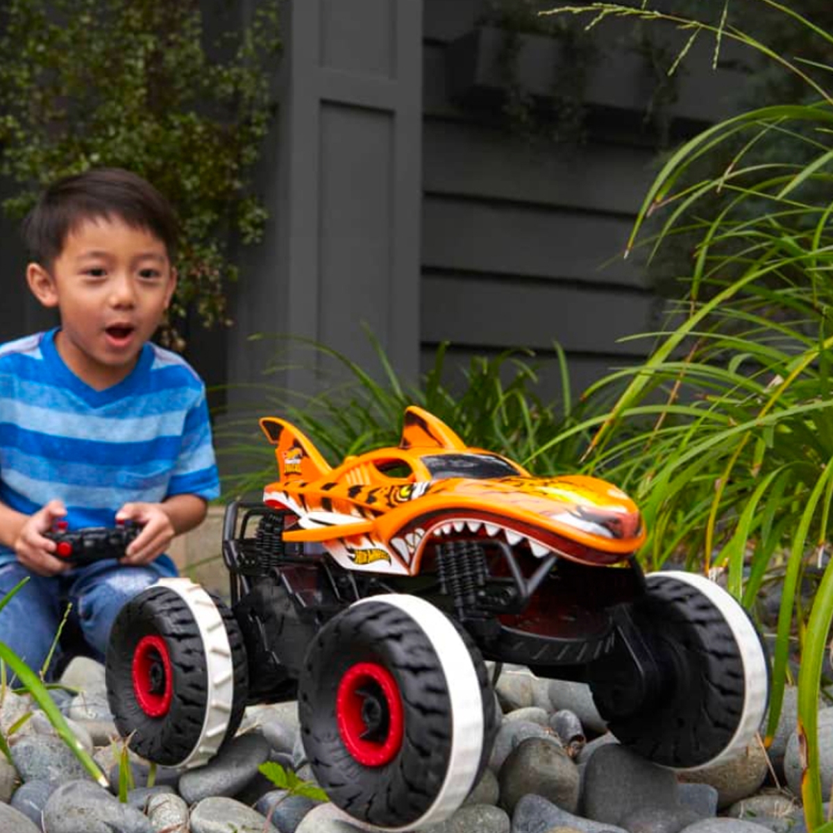 Hot Wheels 1:15 Scale Remote-Control Tiger Shark Monster Truck Unisex, 5-7 Years