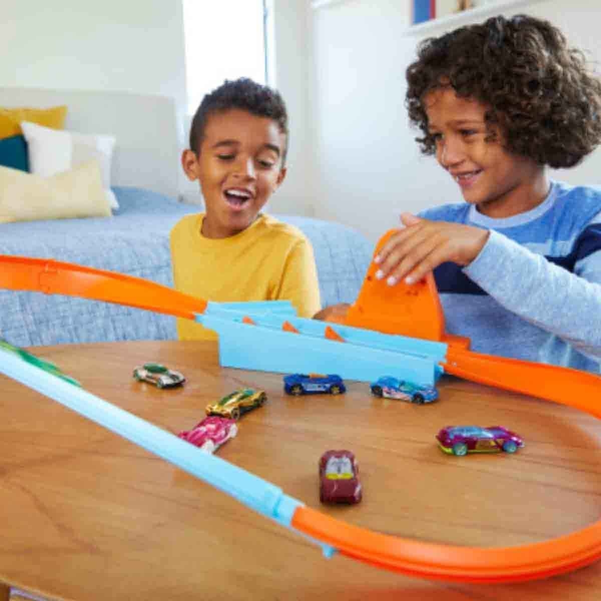 Hot Wheels Color Shifters Car & AL Rapid Raceway Champion Playset Bundle Unisex, 3-4 Years
