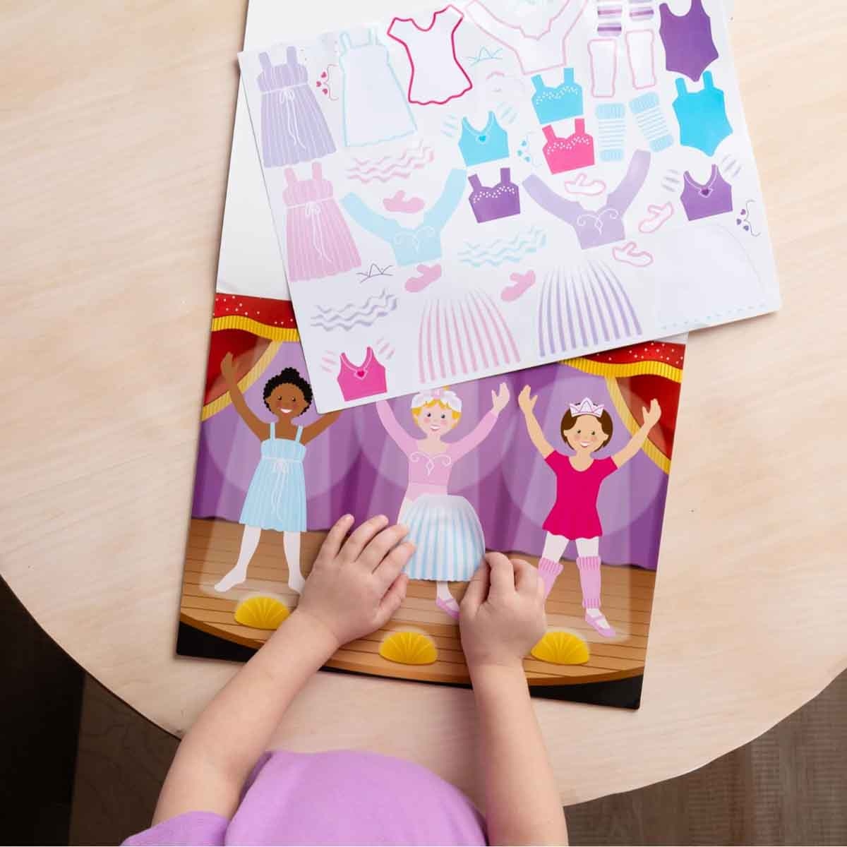 ميليسا آند دوغ لوحة ملصقات تلبيس قابلة لإعادة الاستخدام مع أكثر من 165 ملصق قابل لإعادة الاستخدام للجنسين، 3-4 سنوات