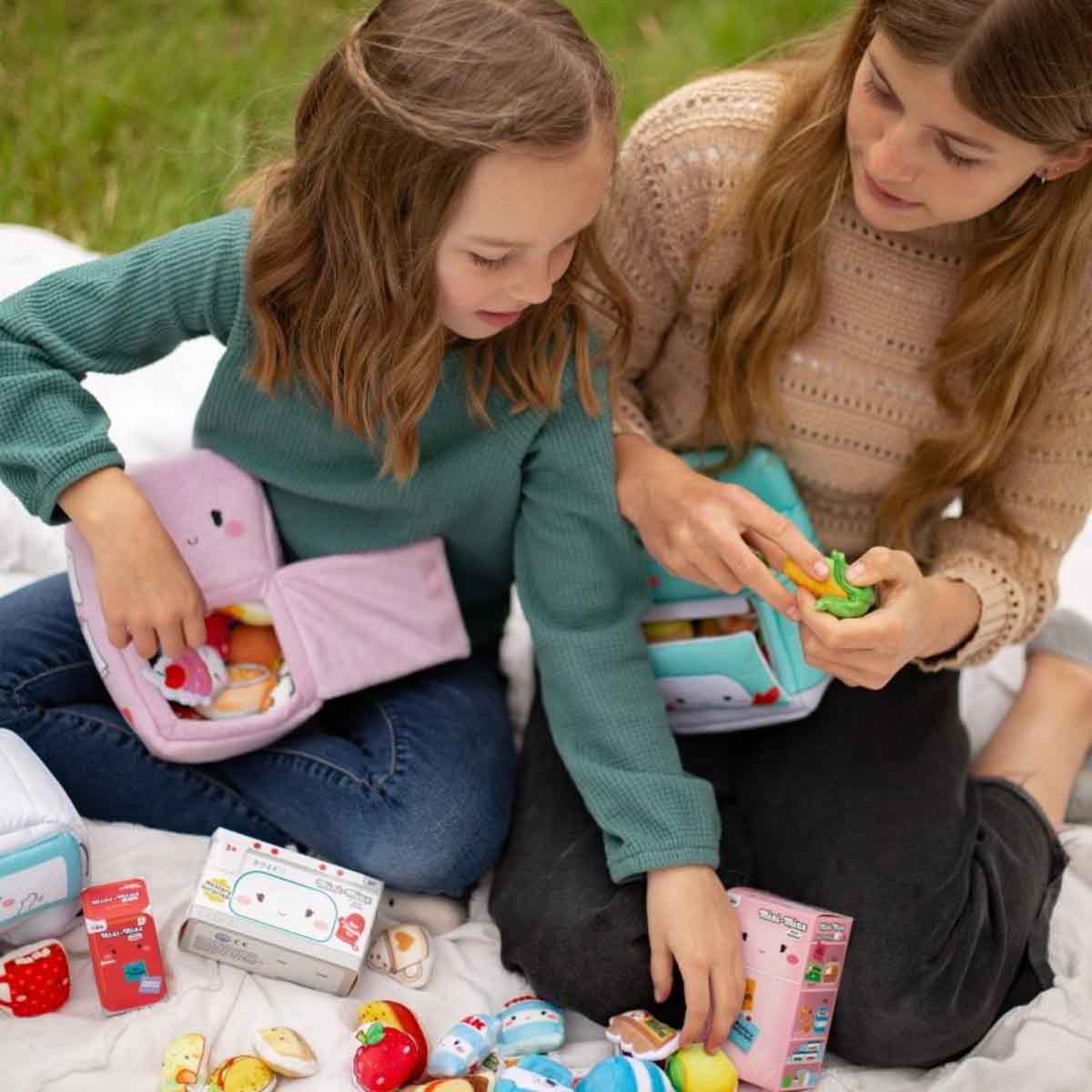 ميني مينز مجموعة دمية محشوة على شكل ثلاجة مع حاويات للجنسين، 3-4 سنوات