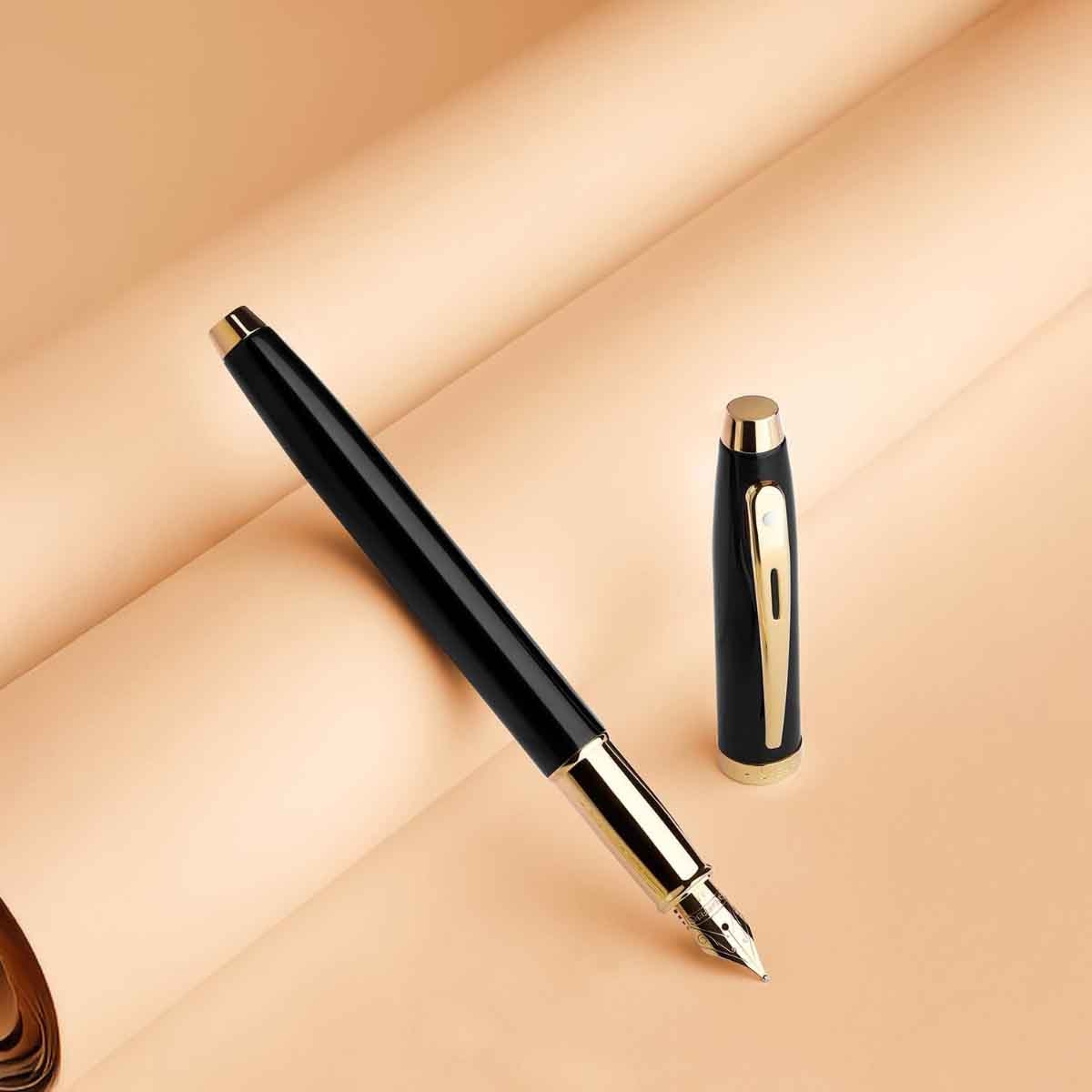 شيفر قلم 100 أسود لامع مع لمسات ذهبية ريشة دقيقة
