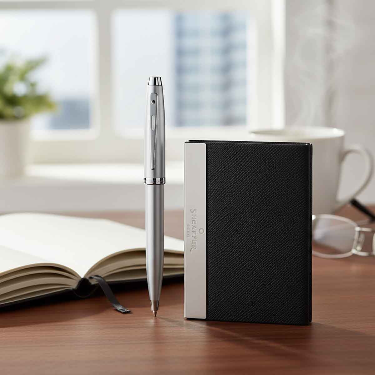 شيفر طقم هدية قلم 100 كروم مصقول حبر جاف مع حامل بطاقات أعمال