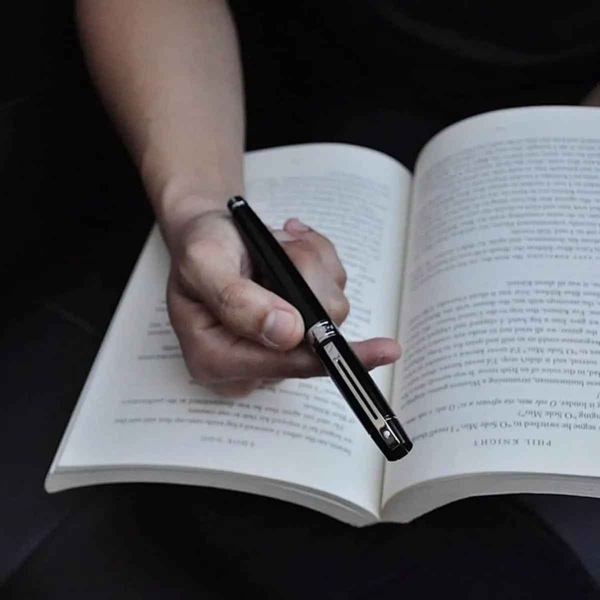 شيفر قلم 300 أسود لامع ريشة متوسطة