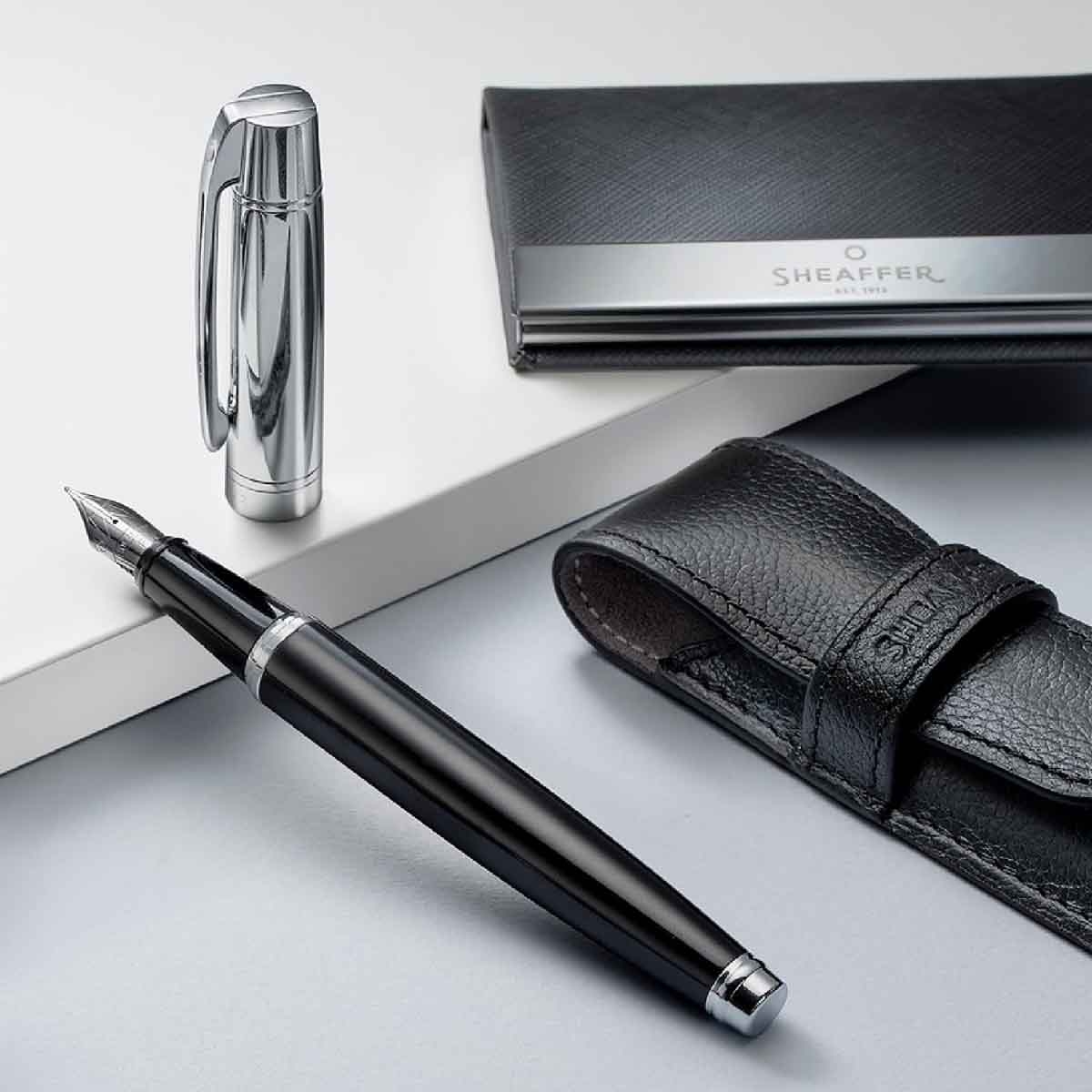 شيفر قلم 300 أسود لامع بغطاء كروم ريشة دقيقة