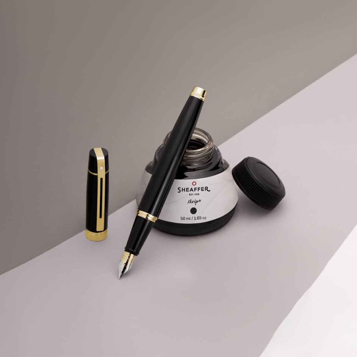 شيفر قلم 300 أسود لامع مع لمسات ذهبية ريشة دقيقة