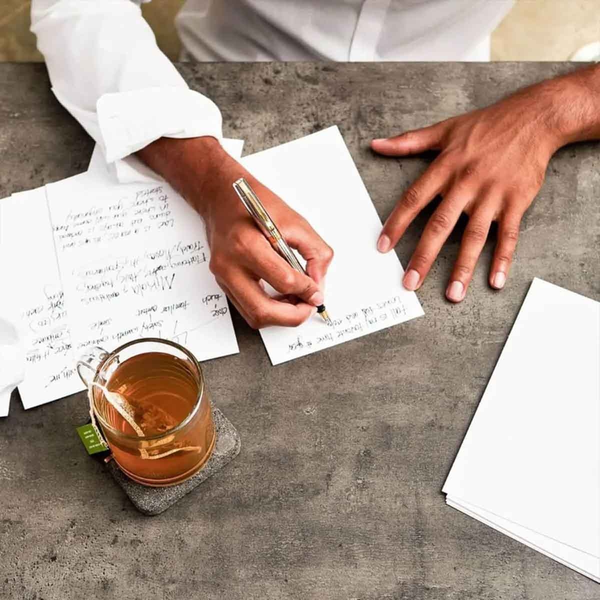 شيفر قلم 300 كروم لامع مع لمسات ذهبية ريشة دقيقة