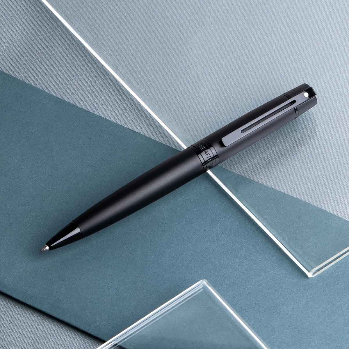 شيفر طقم هدية قلم 300 أسود مطفي لاكيه مع لمسات سوداء مصقولة حبر جاف مع دفتر A5