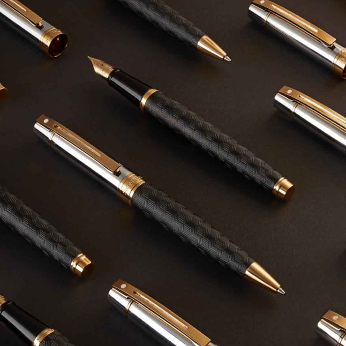 شيفر قلم 300 محفور أسود مطفي وكروم لامع مع لمسات ذهبية PVD حبر جاف