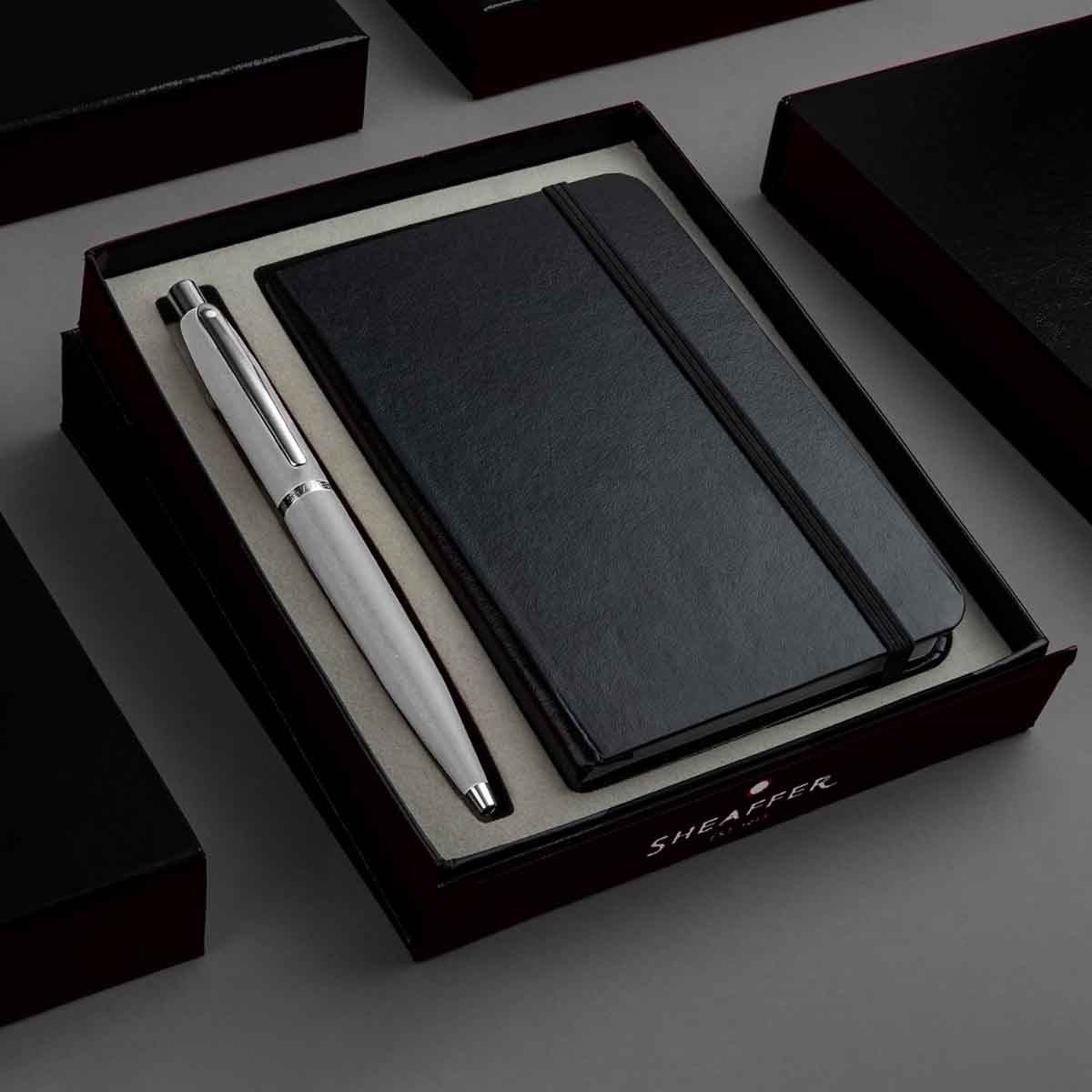 شيفر طقم هدية قلم حبر جاف VFM ستروب فضي مع دفتر A6