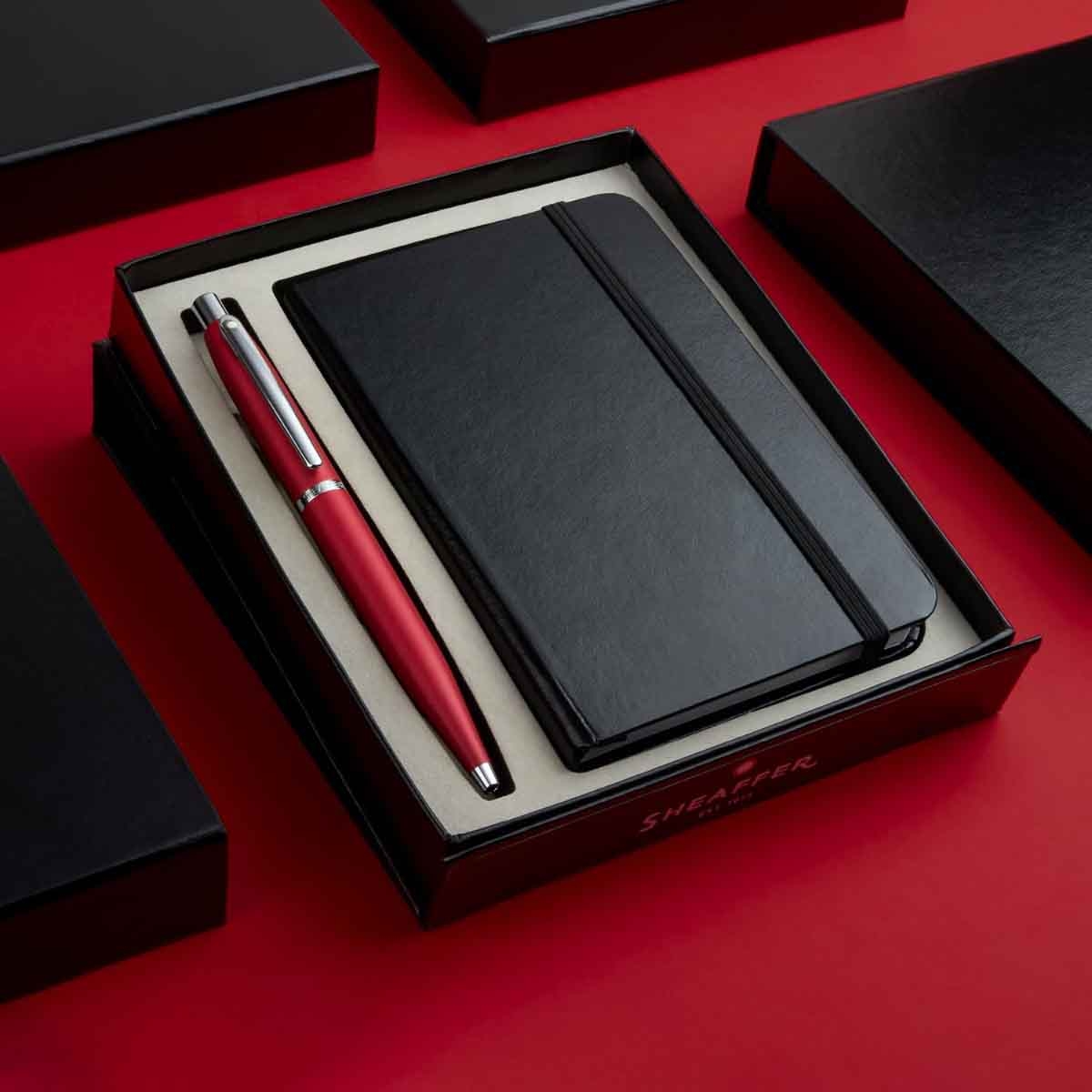 شيفر طقم هدية قلم حبر VFM أحمر قوي ريشة دقيقة مع دفتر A6