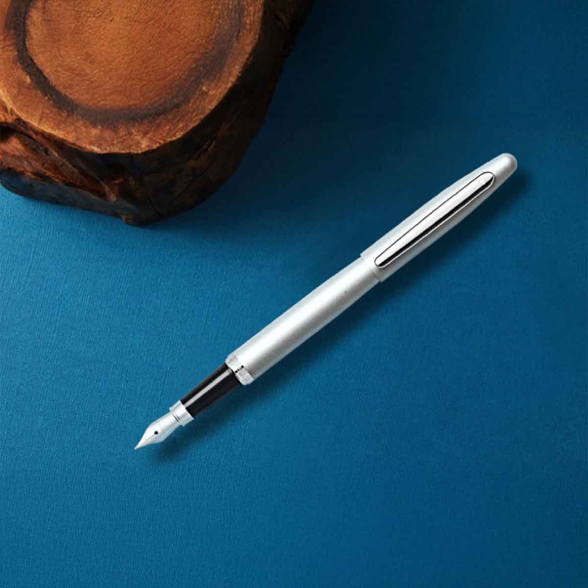 شيفر قلم في إف إم E9400 فضي ستروب ريشة دقيقة