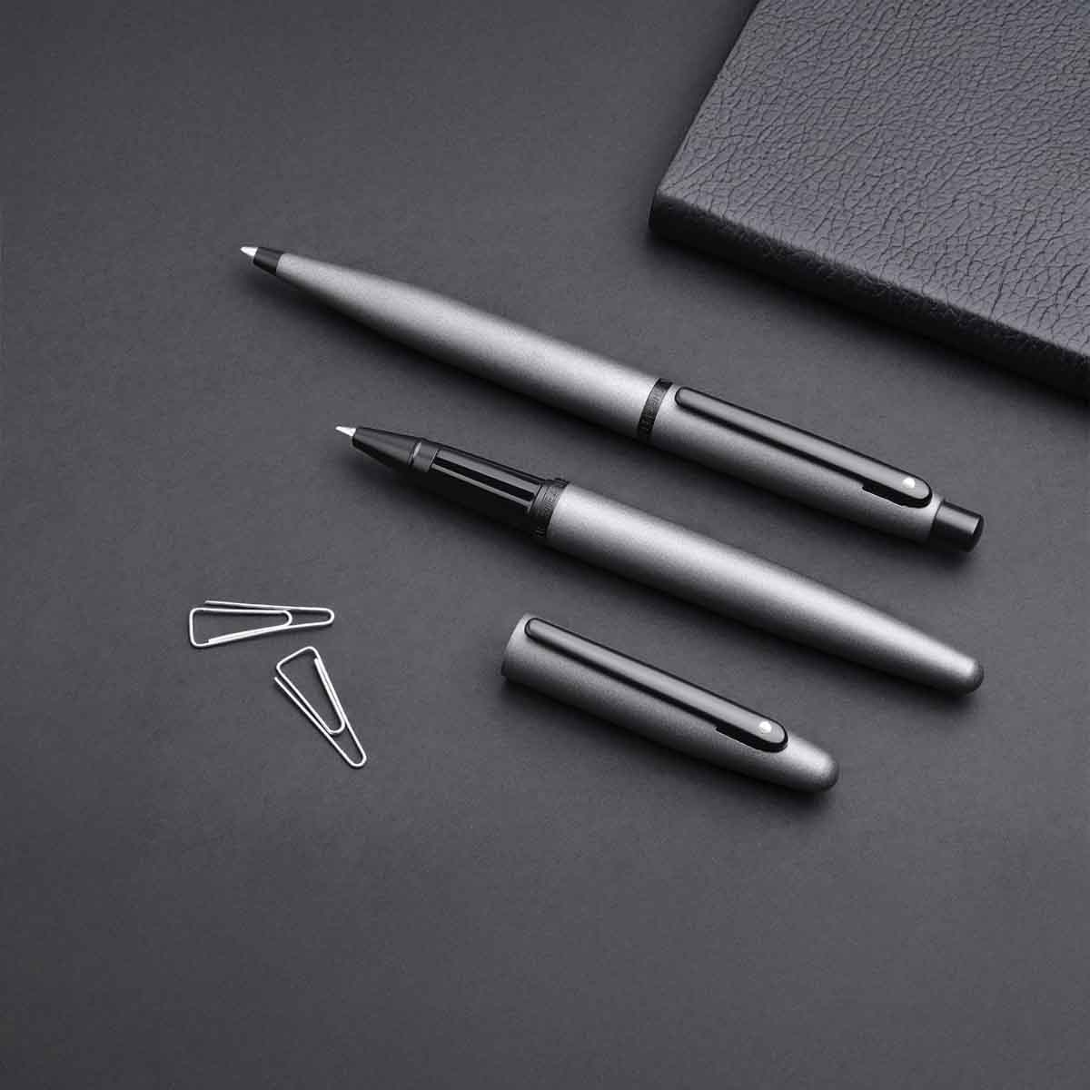 شيفر قلم في إف إم E9424 رمادي مطفي مع حواف سوداء مطفية حبر جاف