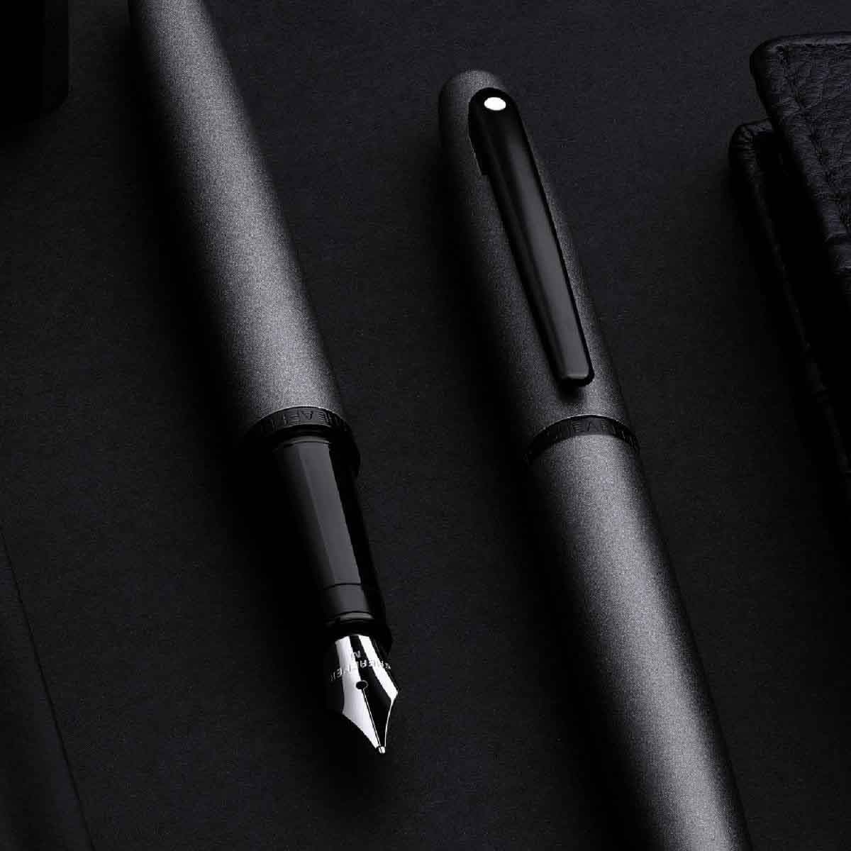 شيفر قلم في إف إم E9424 رمادي مطفي مع حواف سوداء مطفية ريشة دقيقة