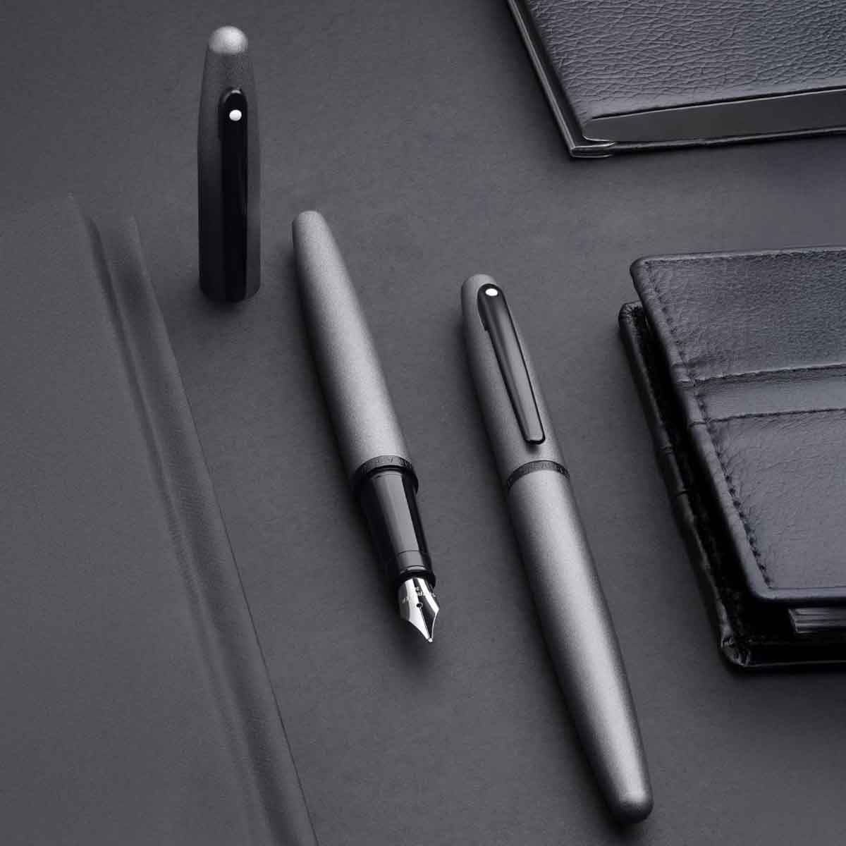 شيفر قلم في إف إم E9424 رمادي مطفي مع حواف سوداء مطفية ريشة متوسطة