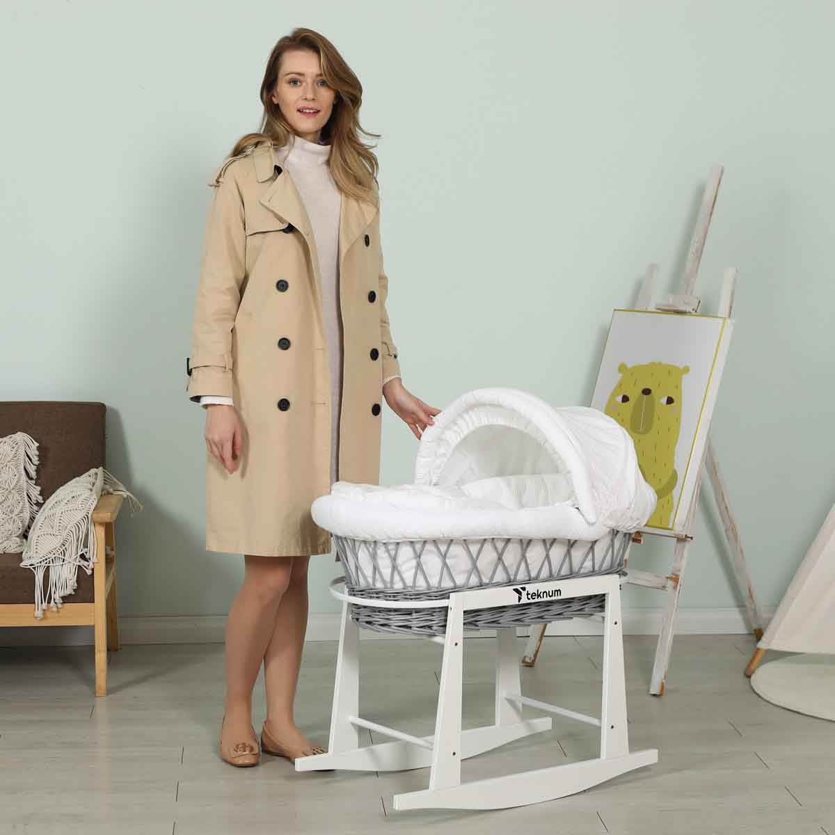 تيكنوم مهد موسى من الخوص مع طقم مفروشات وفل أبيض وحامل هزاز أبيض خشب رمادي، 0-2 سنوات