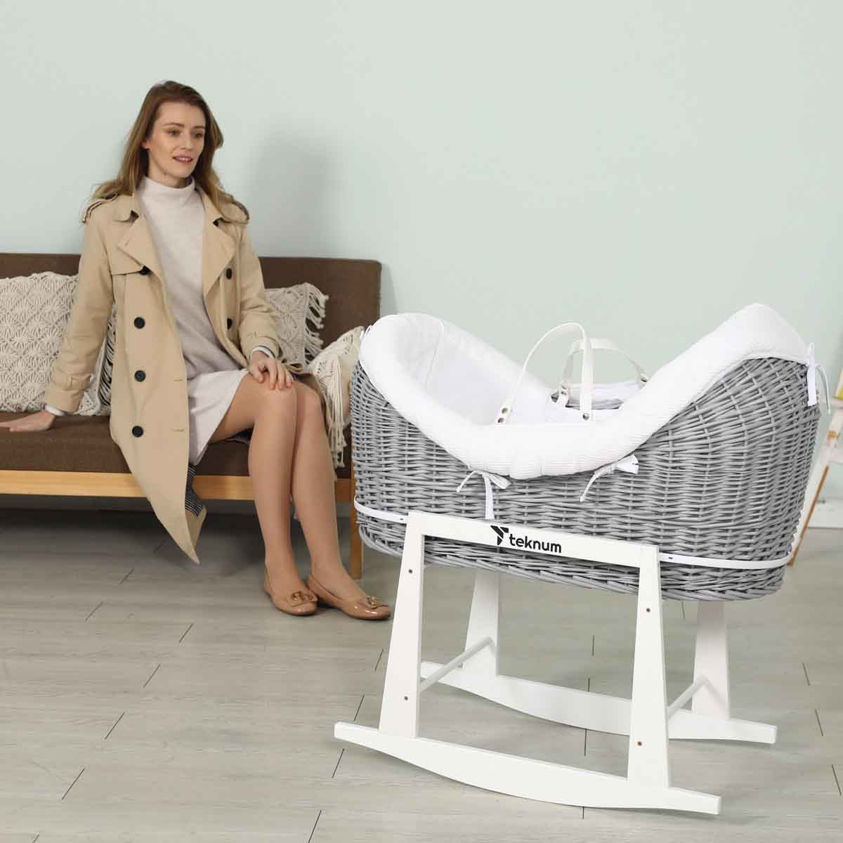 تيكنوم مهد موسى بود من الخوص مع طقم مفروشات وفل أبيض وحامل هزاز أبيض خشب رمادي، 0-2 سنوات