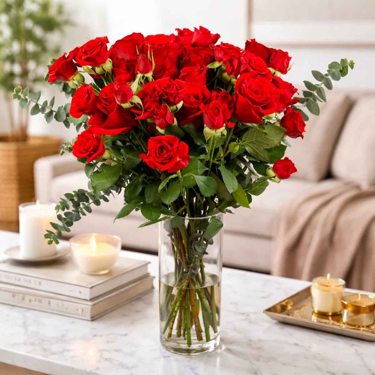 تنسيق هارموني الأحمر الكلاسيكي في مزهرية من الزهور الطبيعية – 10 ورود حمراء مع 10 ورود صغيرة و2 أوكالبتوس