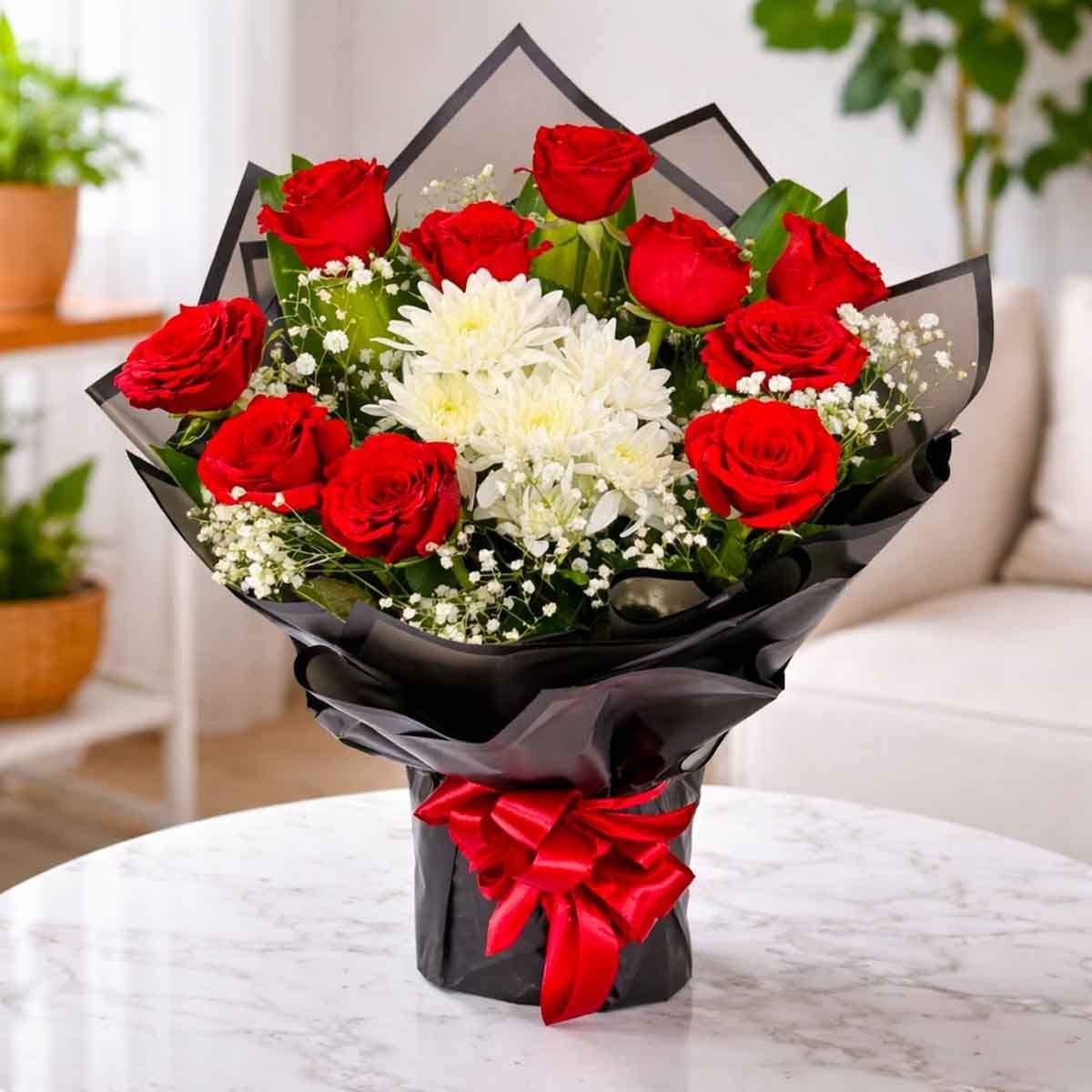 باقة ورود حمراء أنيقة مربوطة يدويًا من الزهور الطبيعية – 10 ورود حمراء مع 2 أقحوان أبيض وجيبسوفيلا
