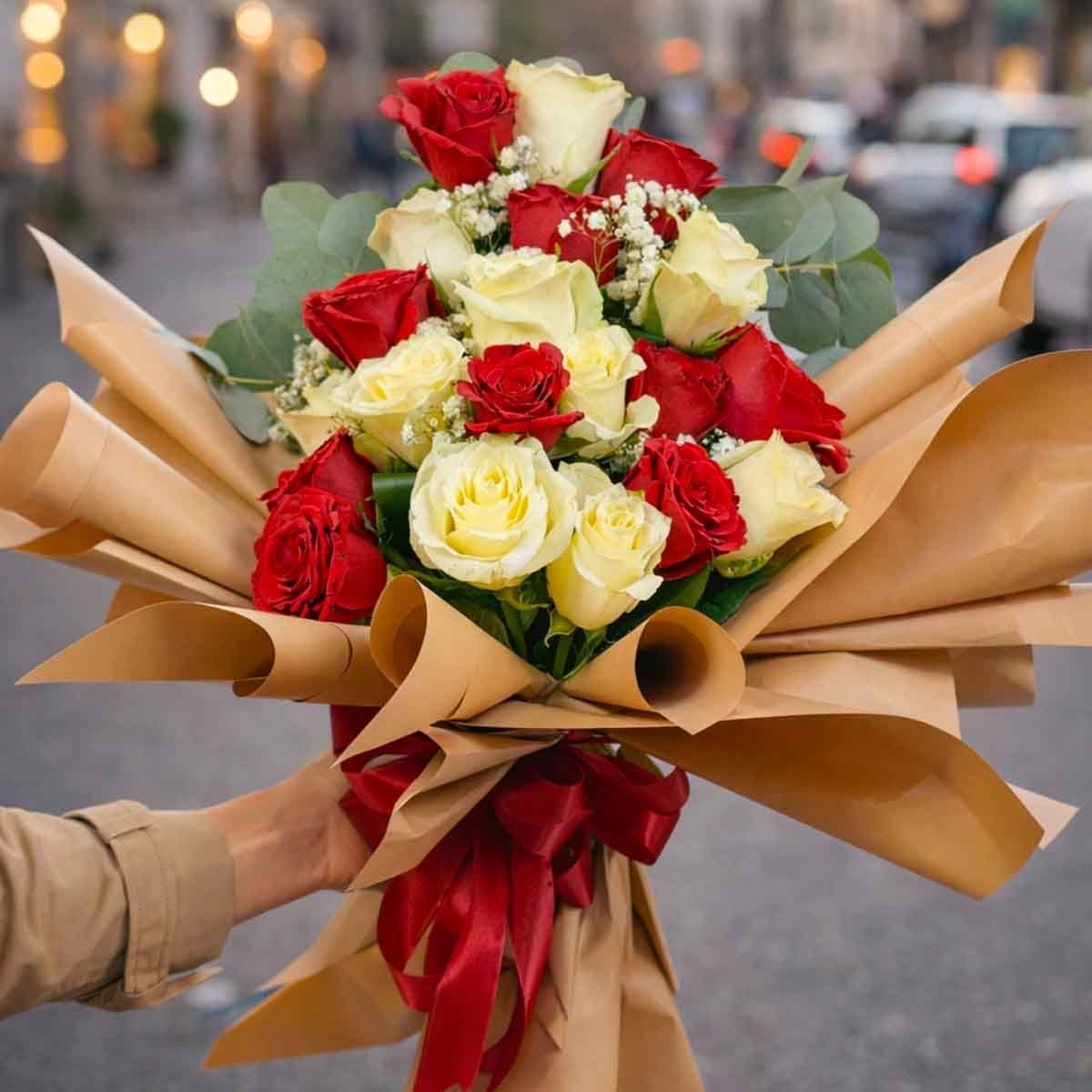 باقة تناغم الحب مربوطة يدويًا من الزهور الطبيعية – 10 ورود حمراء مع 10 ورود بيضاء و2 أوكالبتوس