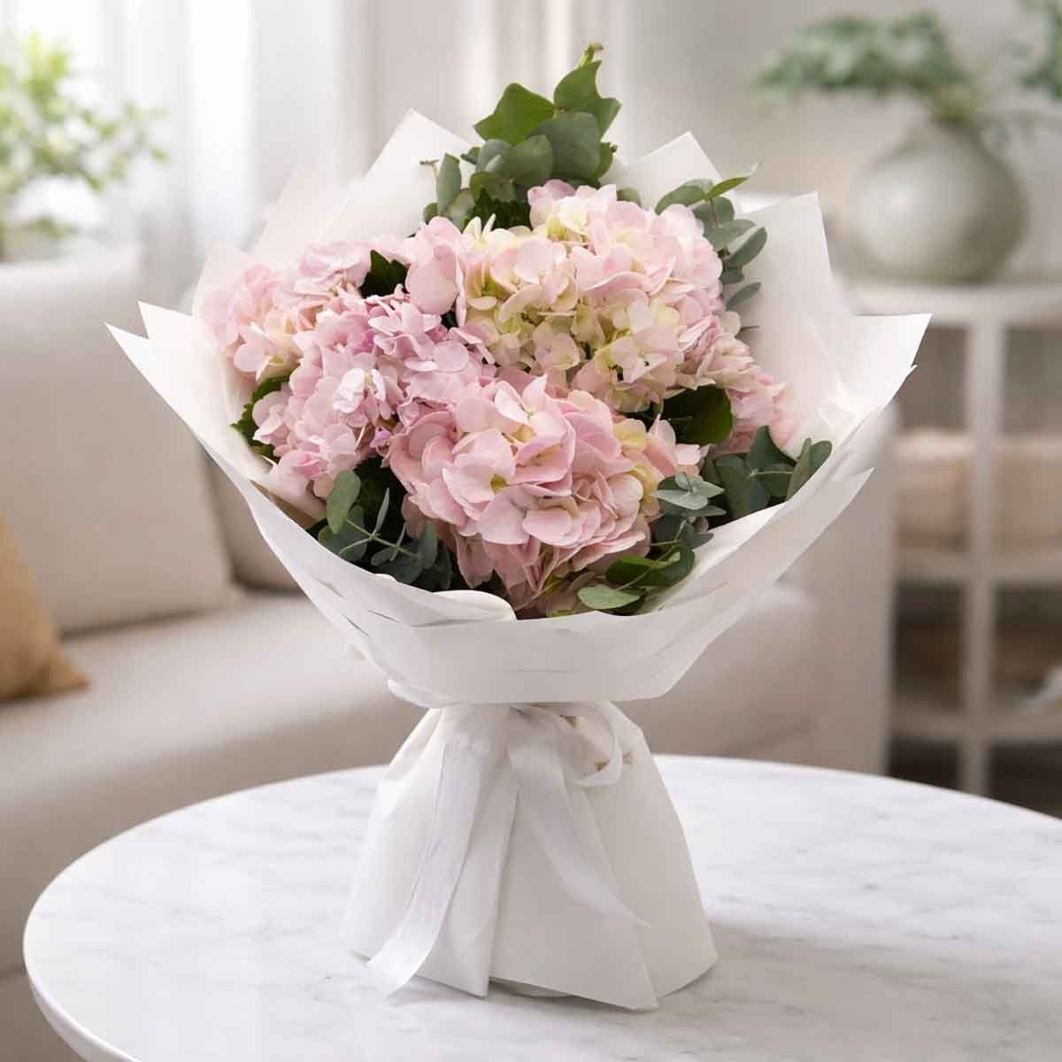 باقة هدرانج وردية من الزهور الطبيعية – 5 هدرانج وردي مع 2 أوكالبتوس