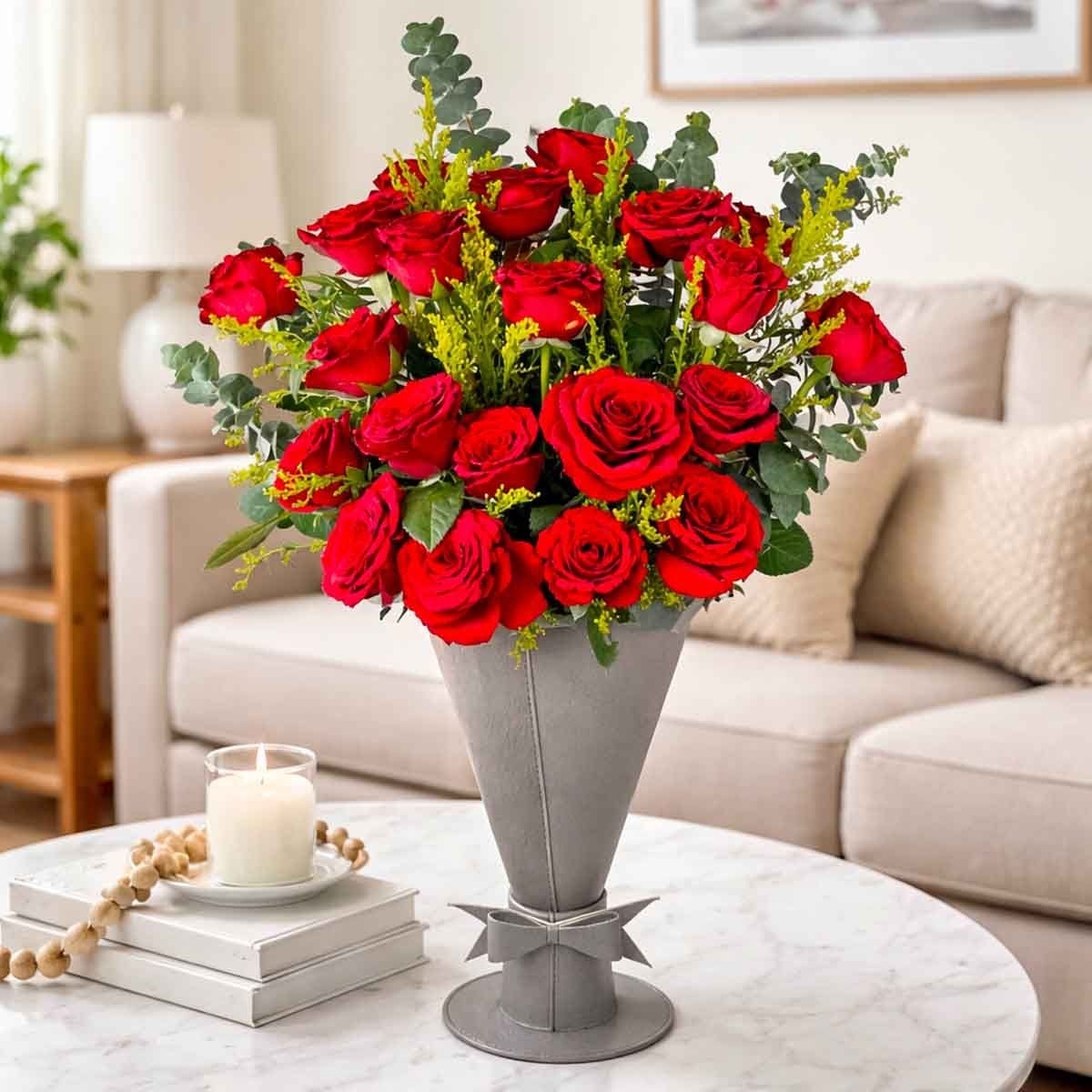 باقة ورد أحمر مربوطة يدويًا من الورد الطبيعي – 30 وردة حمراء مع 2 أوكالبتوس و3 سوليداغو